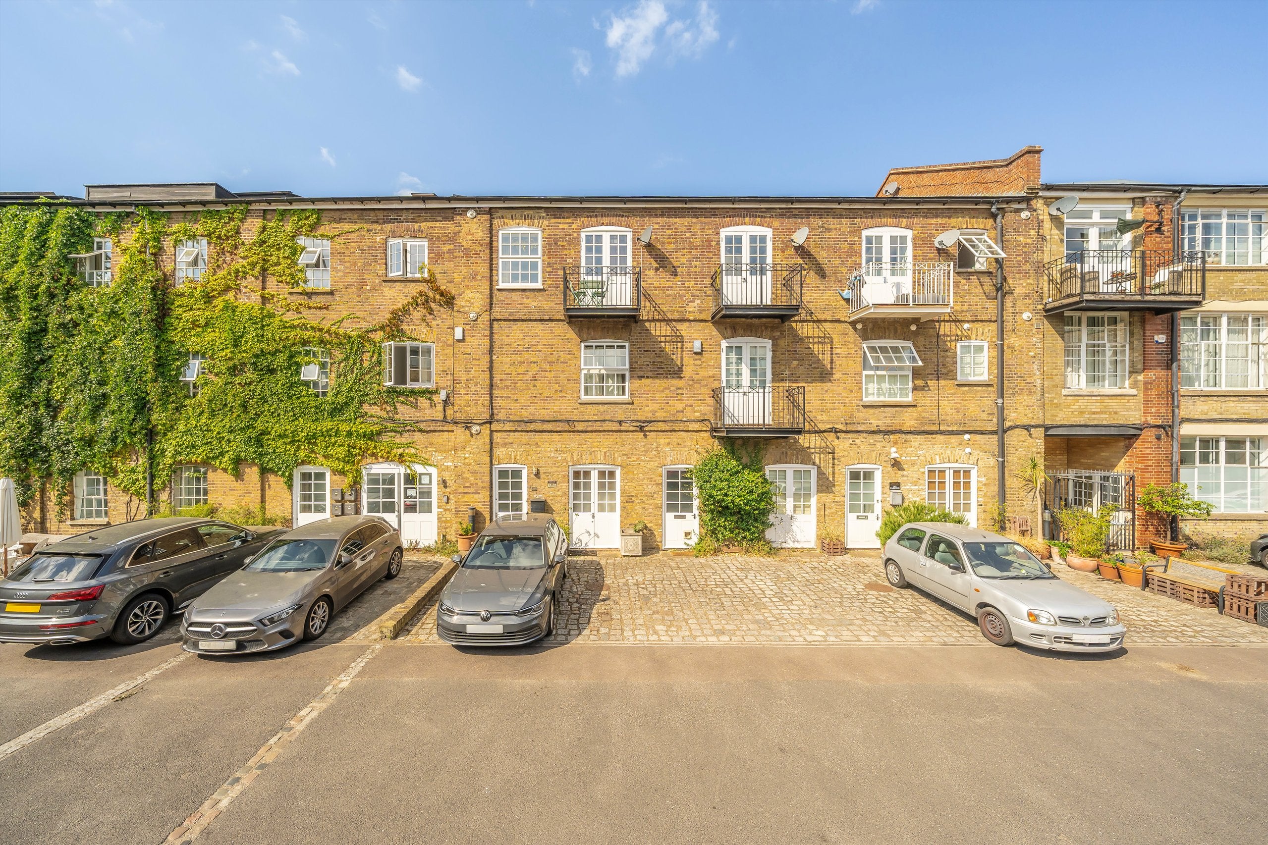 Flat Welmar Mews in Greater London