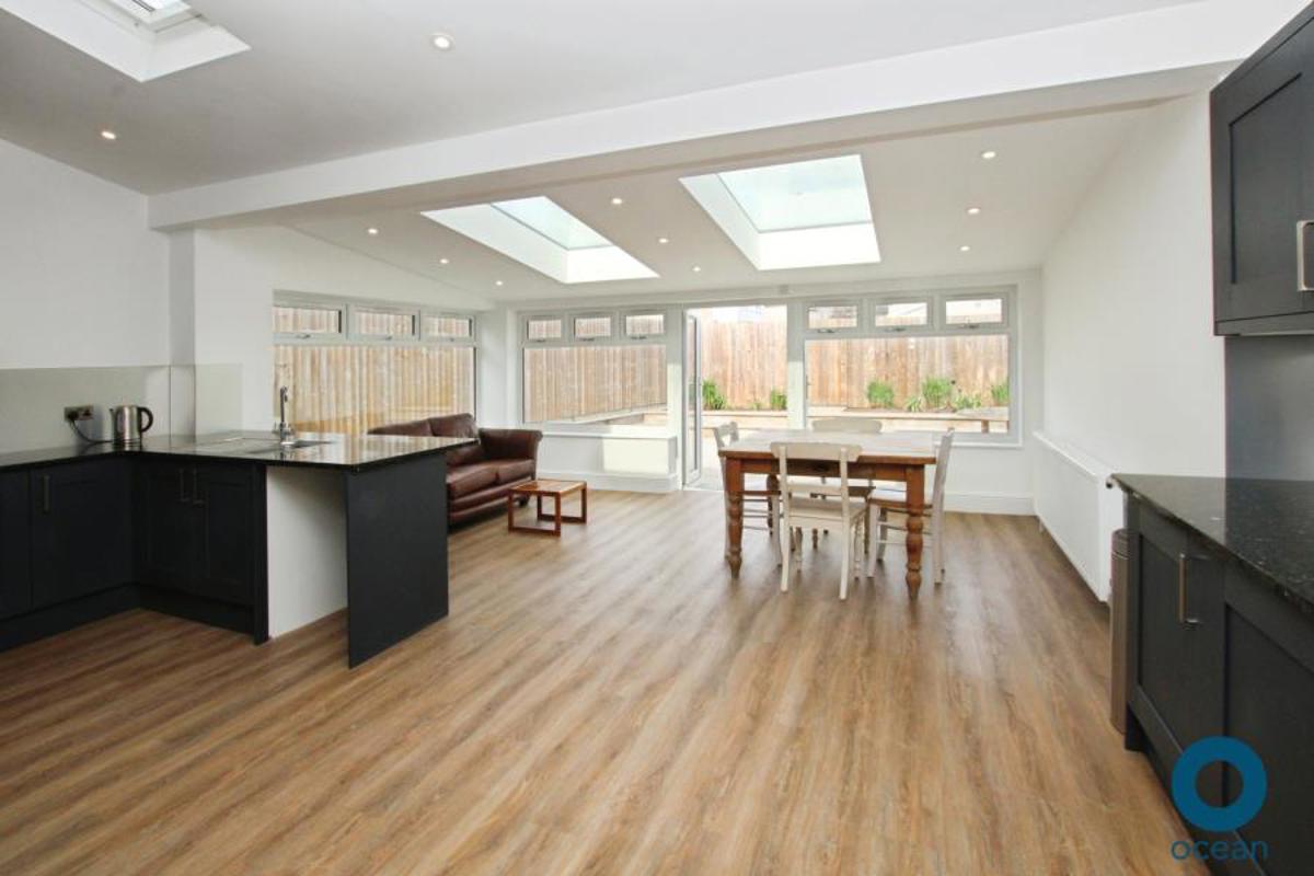 Flat Stradbrook Avenue in Bristol