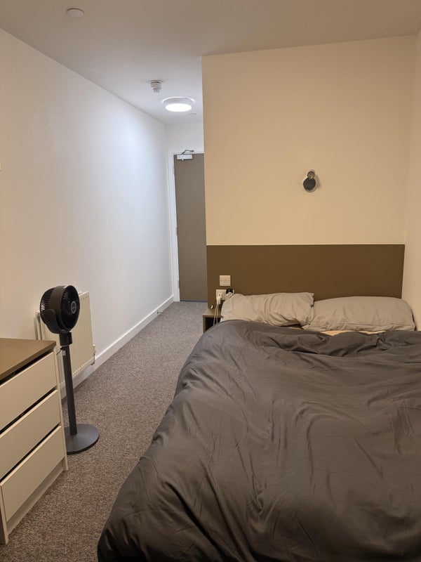 Room North End Road in Greater London