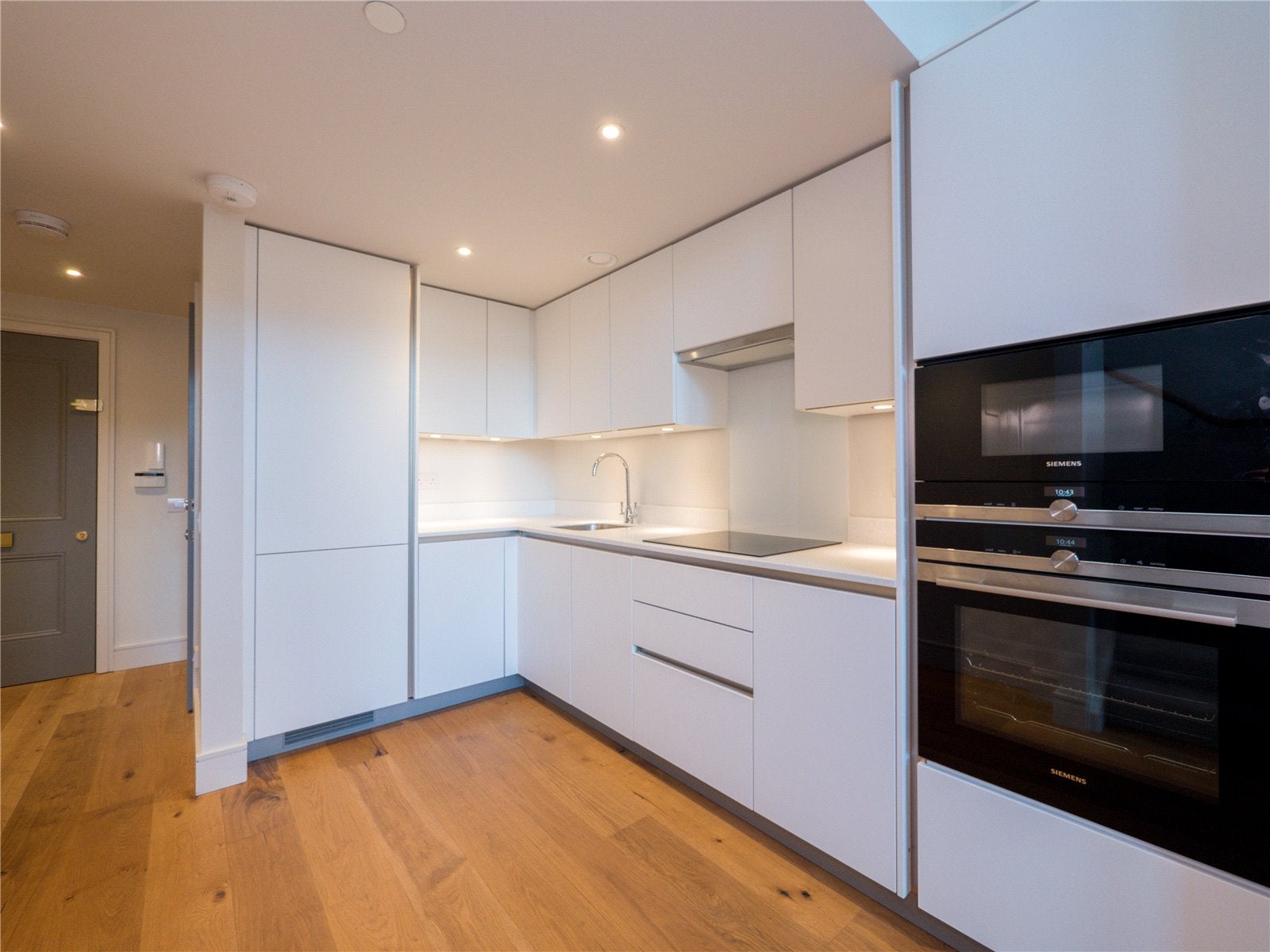 Flat Donaldson Crescent in City of Edinburgh