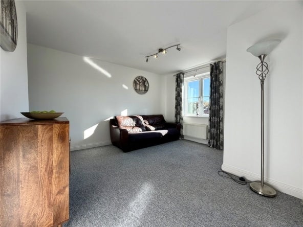 Flat Twickenham Close in Stratton St. Margaret