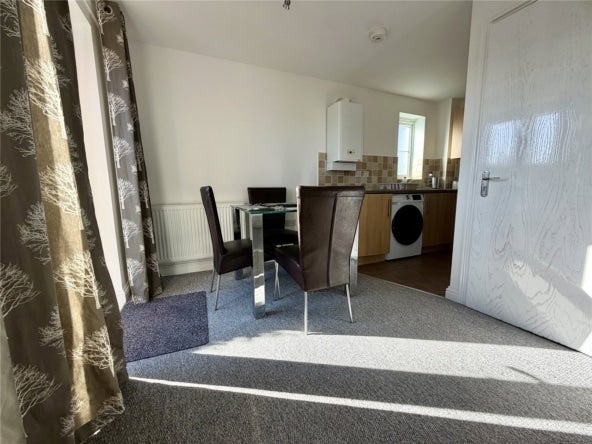 Flat Twickenham Close in Stratton St. Margaret