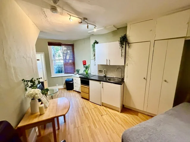Flat Ravenscroft Road in Greater London