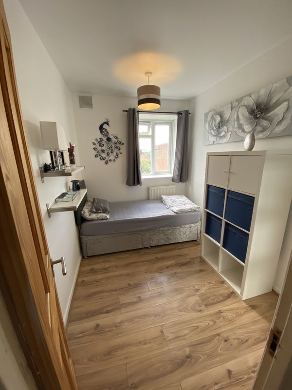 Room Colney Hatch Lane in Greater London