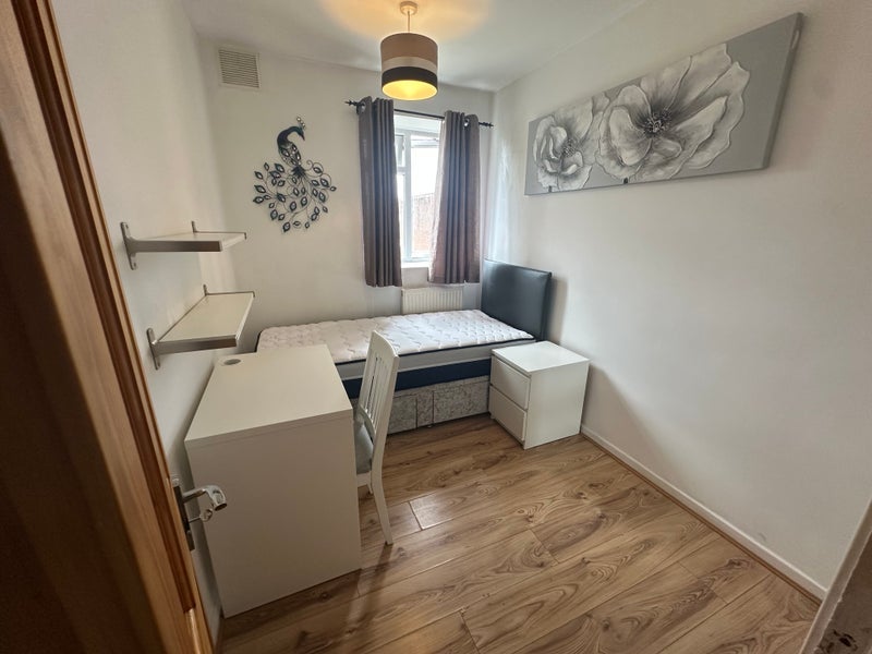 Room Colney Hatch Lane in Greater London