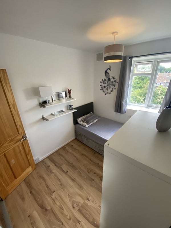 Room Colney Hatch Lane in Greater London