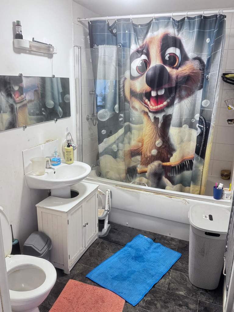 Flat Harrow Close in Bedford