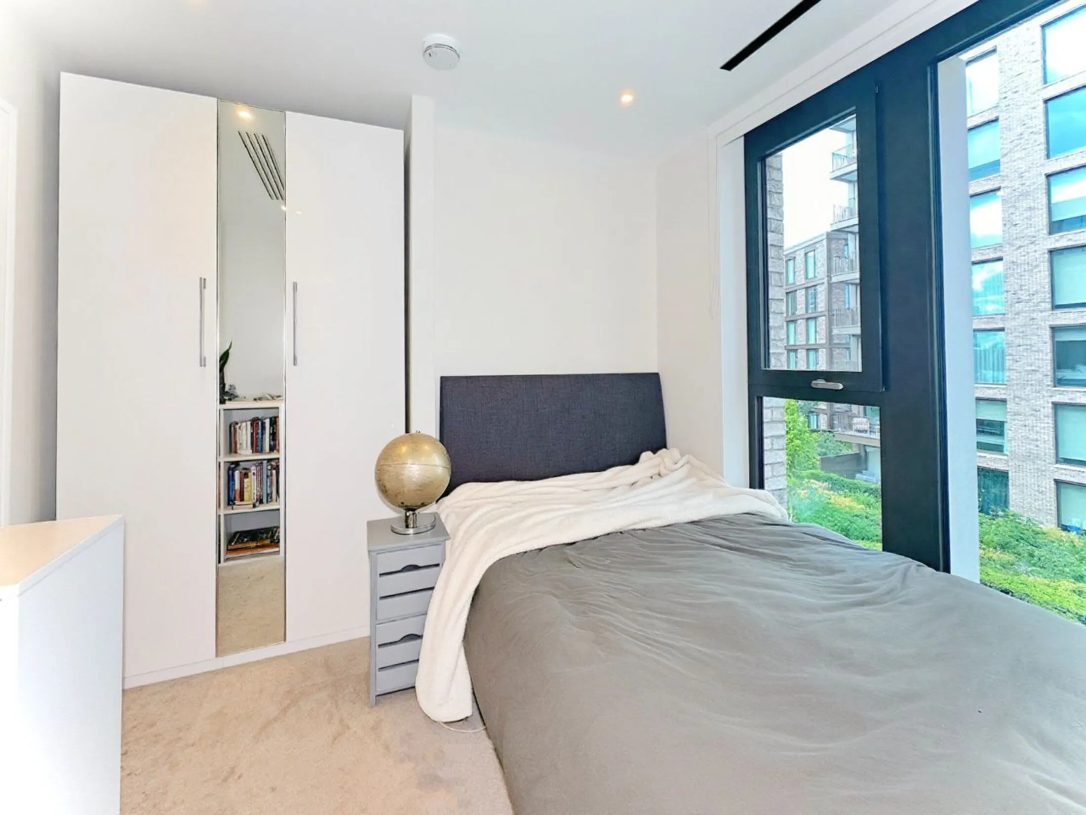 Flat Michael Road in Greater London
