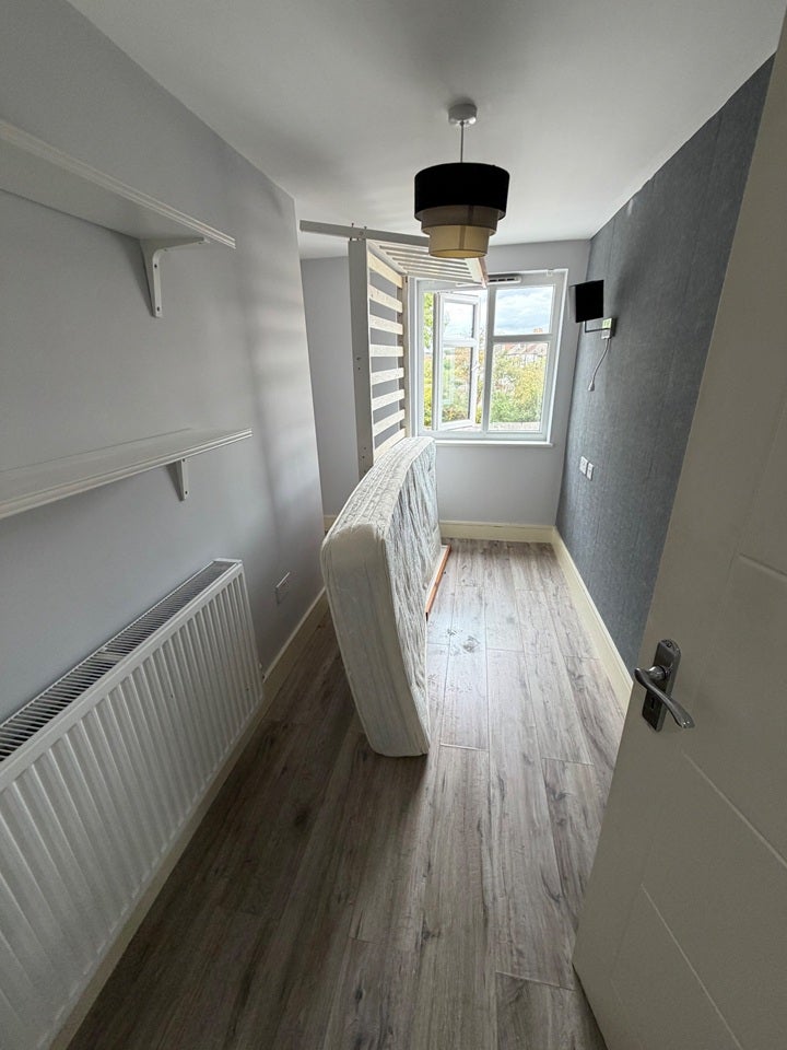 Flat Hornchurch Road in Greater London