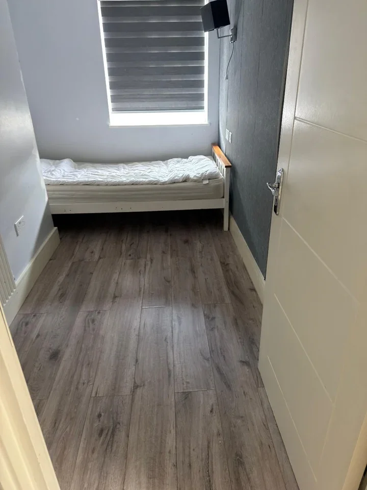 Flat Hornchurch Road in Greater London