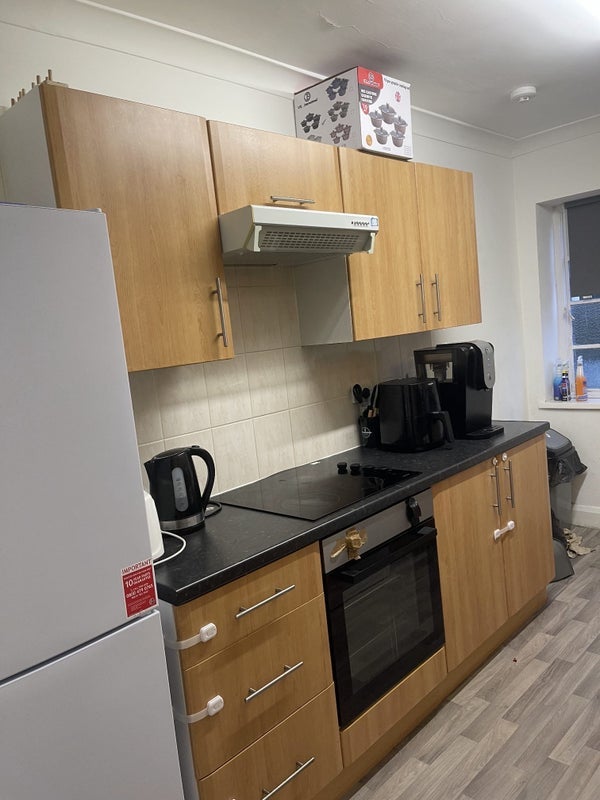 Room Cross Road in Greater London