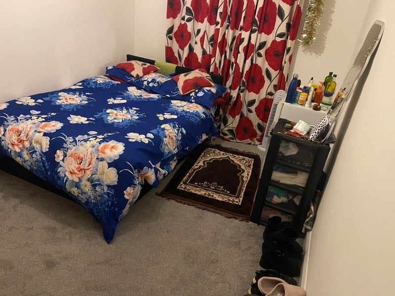 Room Cross Road in Greater London