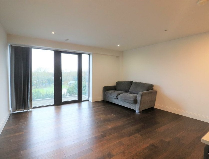 Flat Packetboat Lane in Greater London