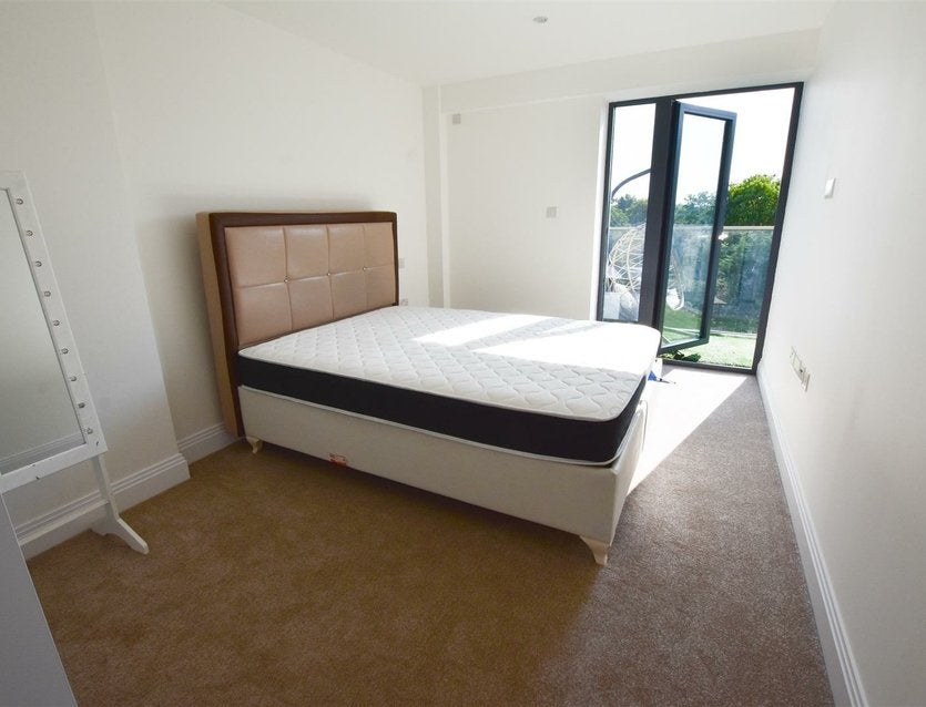 Flat Packetboat Lane in Greater London