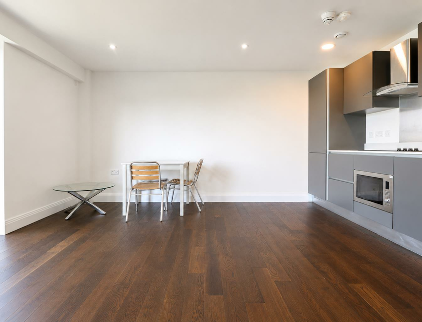 Flat Packetboat Lane in Greater London