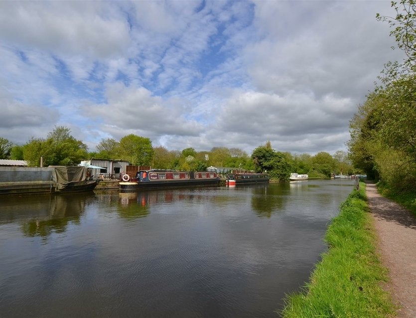Flat Packetboat Lane in Greater London