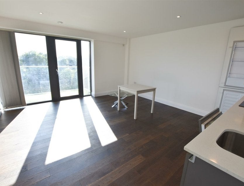 Flat Packetboat Lane in Greater London