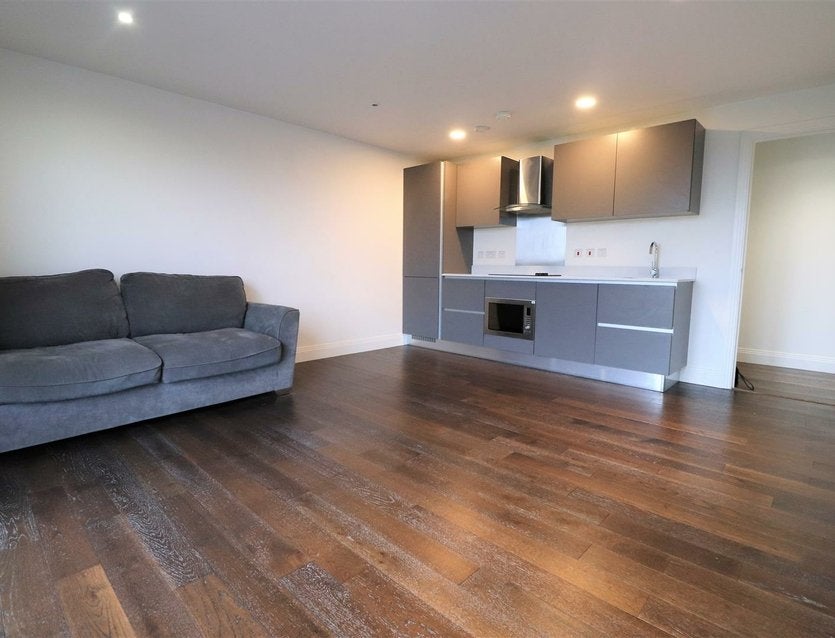 Flat Packetboat Lane in Greater London
