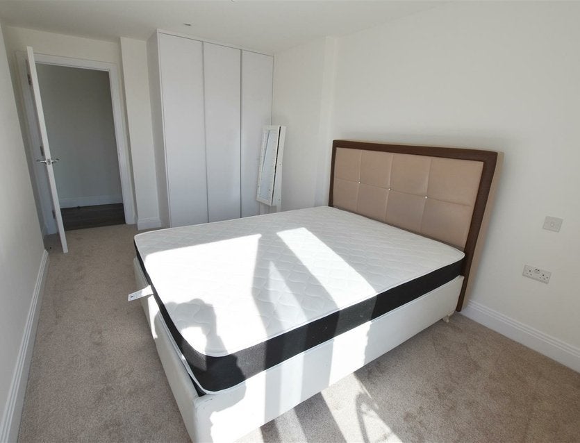 Flat Packetboat Lane in Greater London
