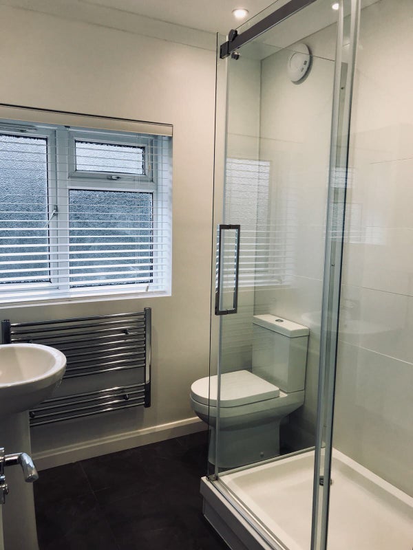 Room Bowerman Avenue in Greater London