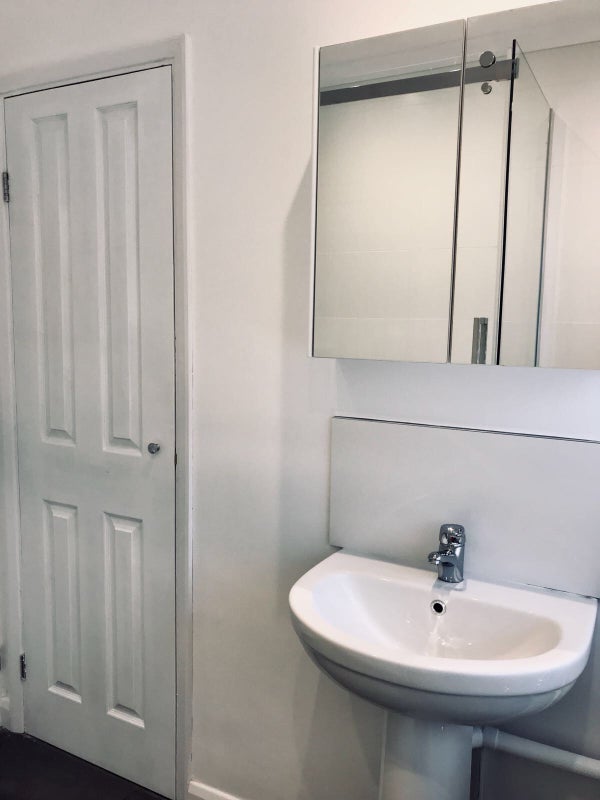 Room Bowerman Avenue in Greater London