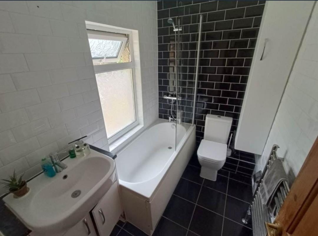 Room Gladding Road in Greater London