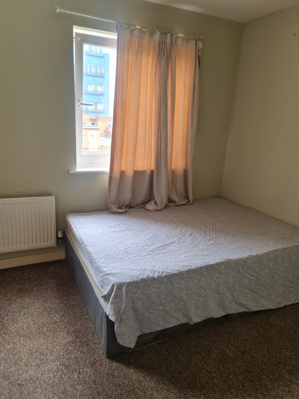 Room Miles Drive in Greater London