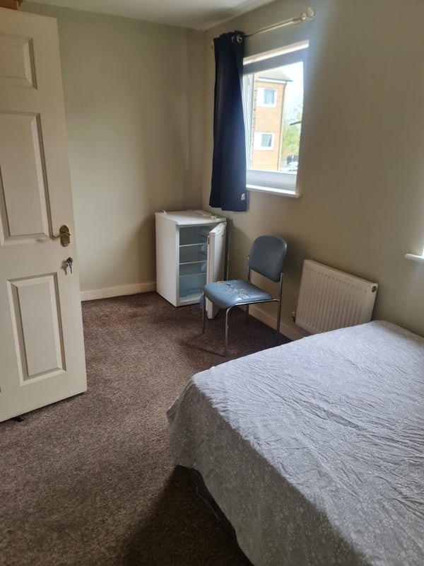 Room Miles Drive in Greater London
