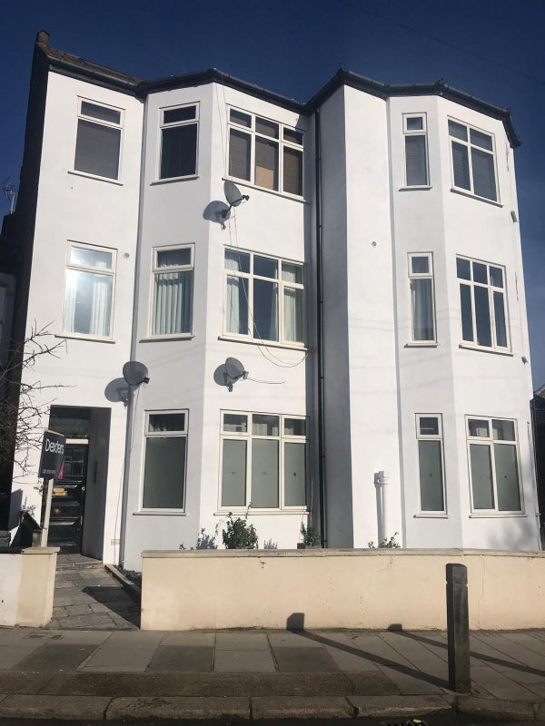 Room Oakhill Road in Greater London