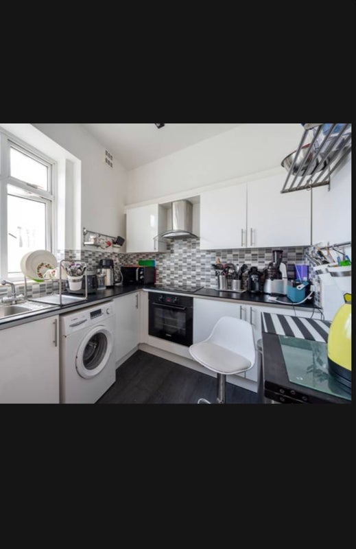 Room Oakhill Road in Greater London