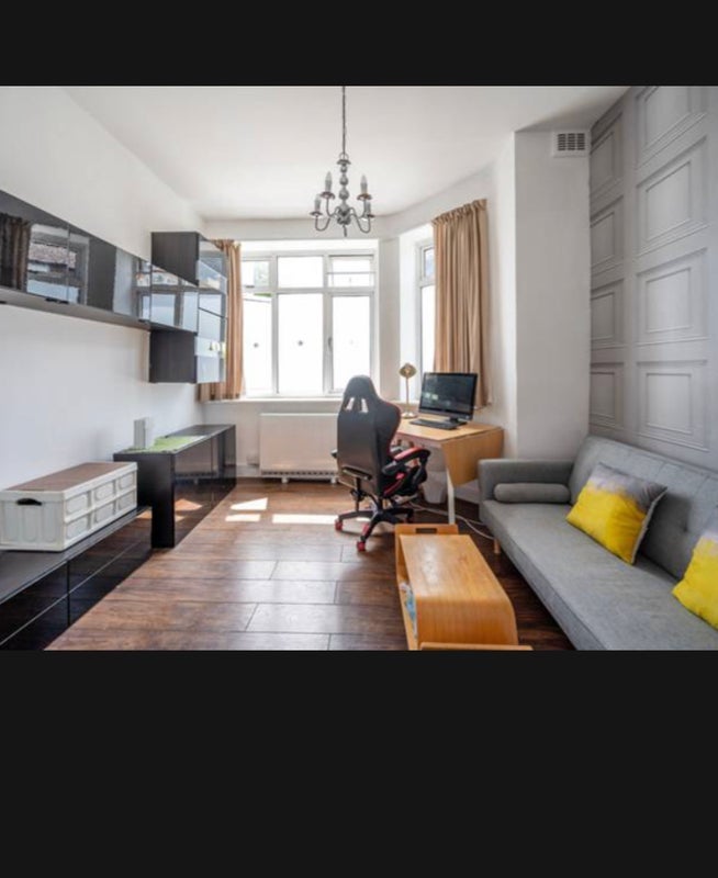 Room Oakhill Road in Greater London
