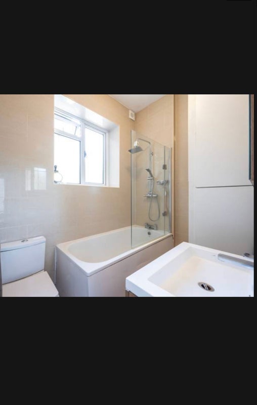 Room Oakhill Road in Greater London