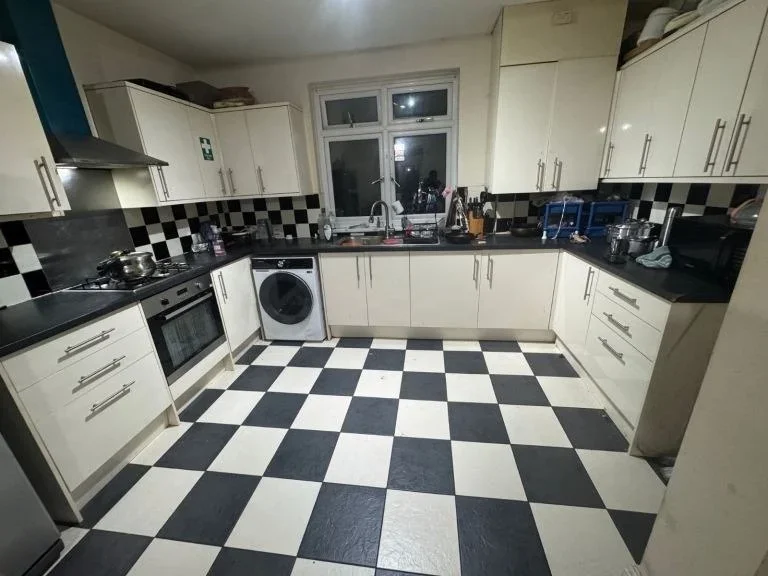 Room Wood Lane in Greater London