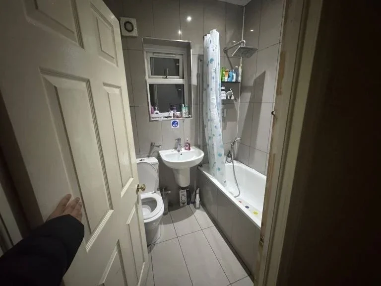 Room Wood Lane in Greater London