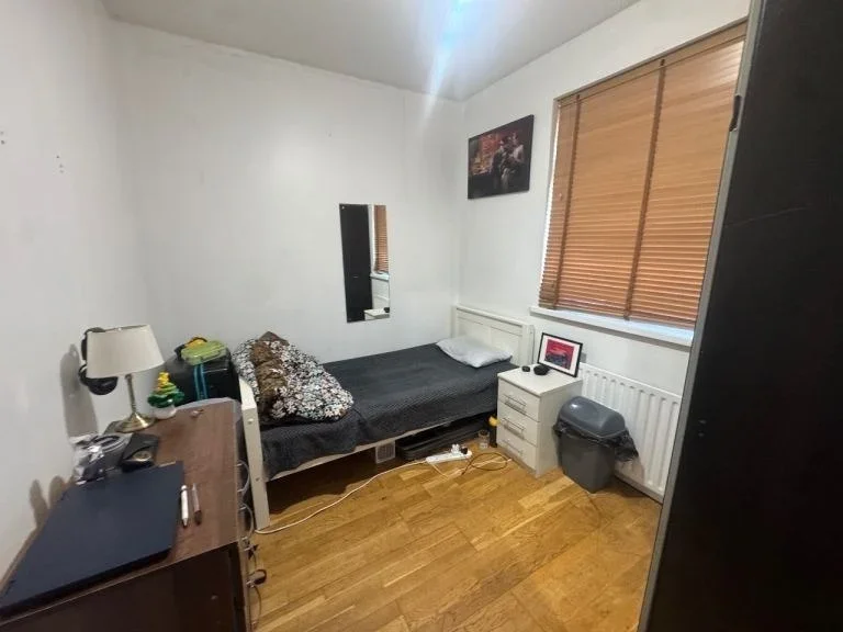 Room Wood Lane in Greater London