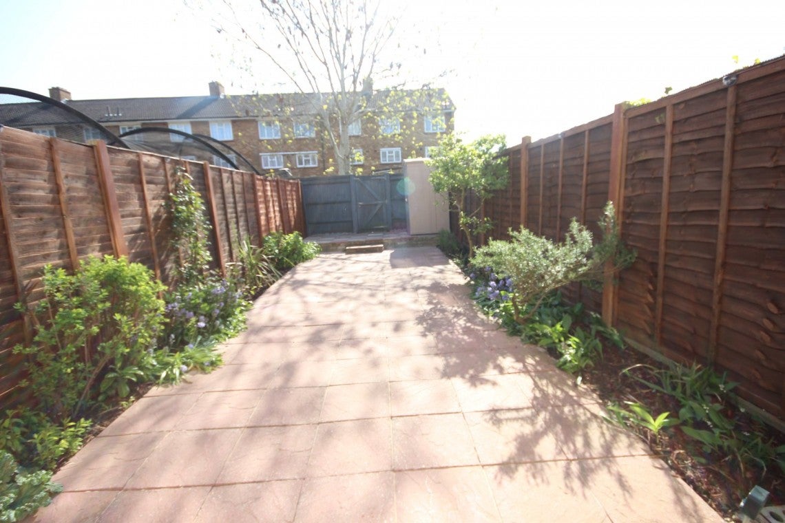 Flat Magnolia Street in Greater London