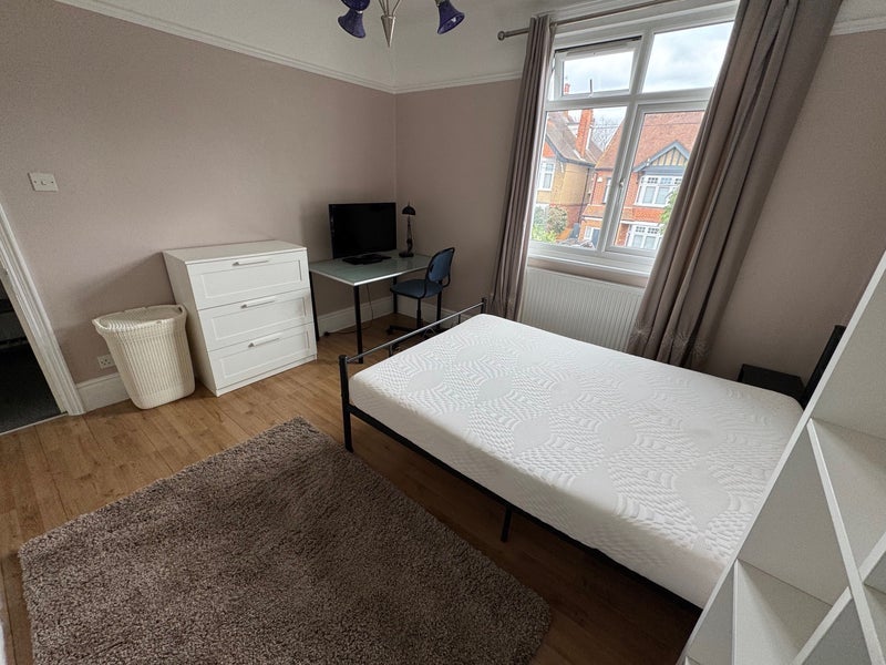 Room Upton Road in Slough
