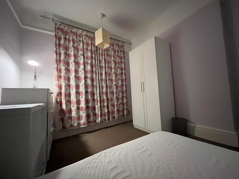 Room Upton Road in Slough
