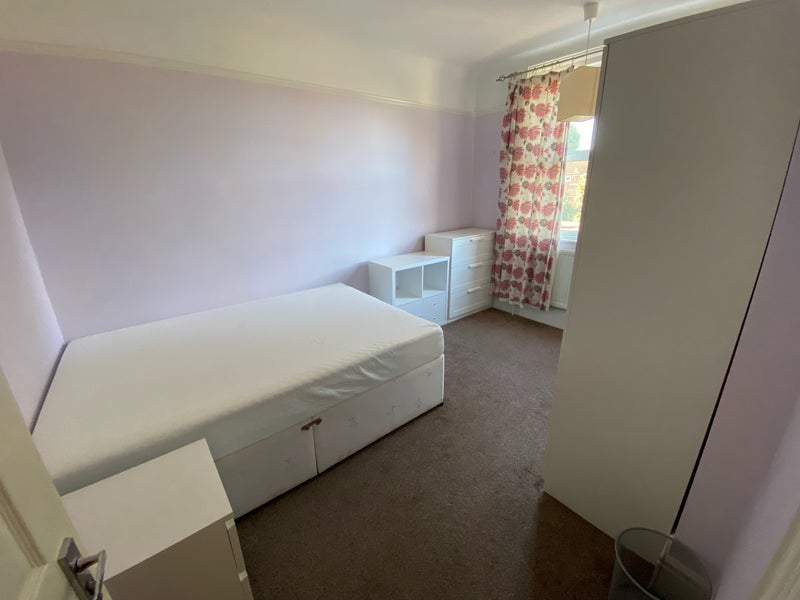 Room Upton Road in Slough