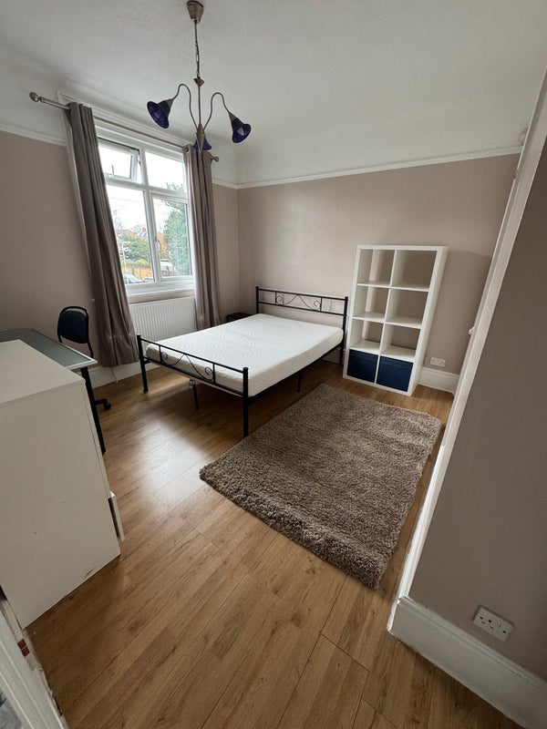 Room Upton Road in Slough