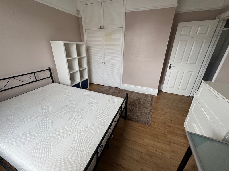 Room Upton Road in Slough