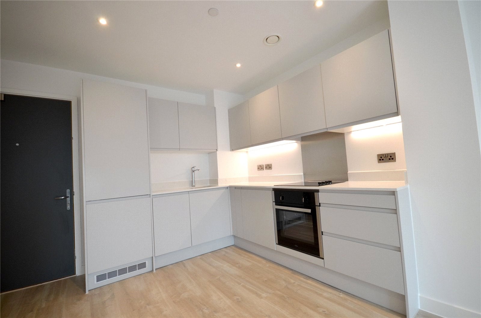 Flat Jennings Avenue in Salford