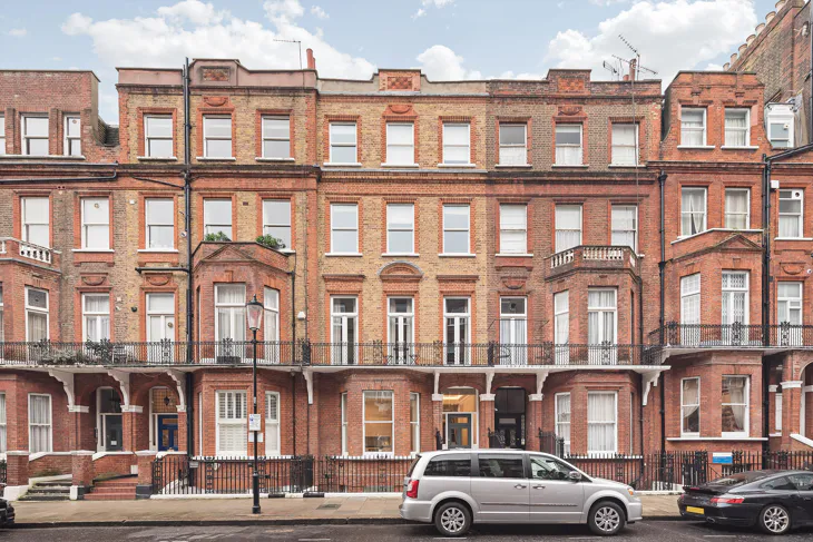 Flat Rosary Gardens in Greater London