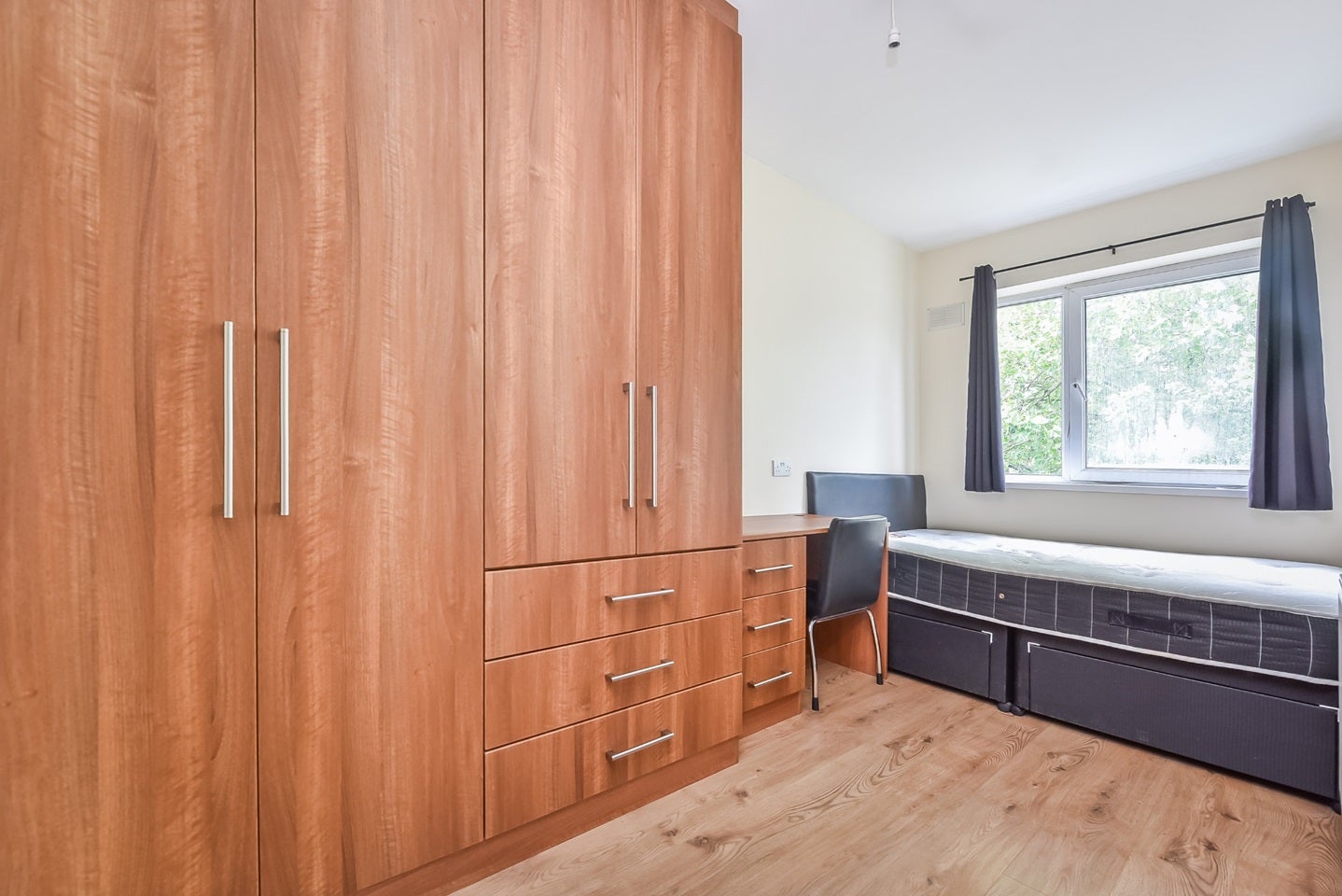 Flat Creswick Walk in Greater London