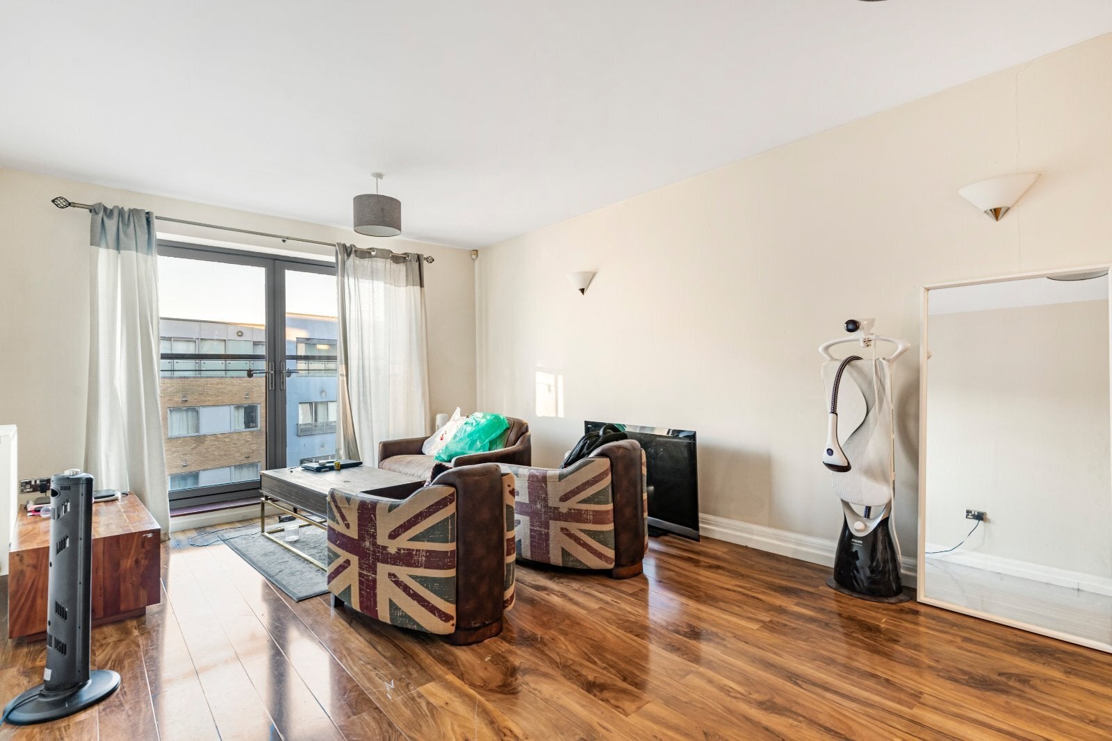 Flat Miles Close in Greater London