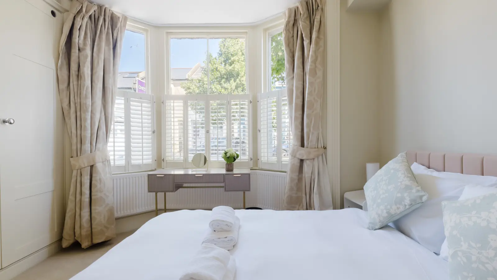 Flat Tonsley Hill in Greater London