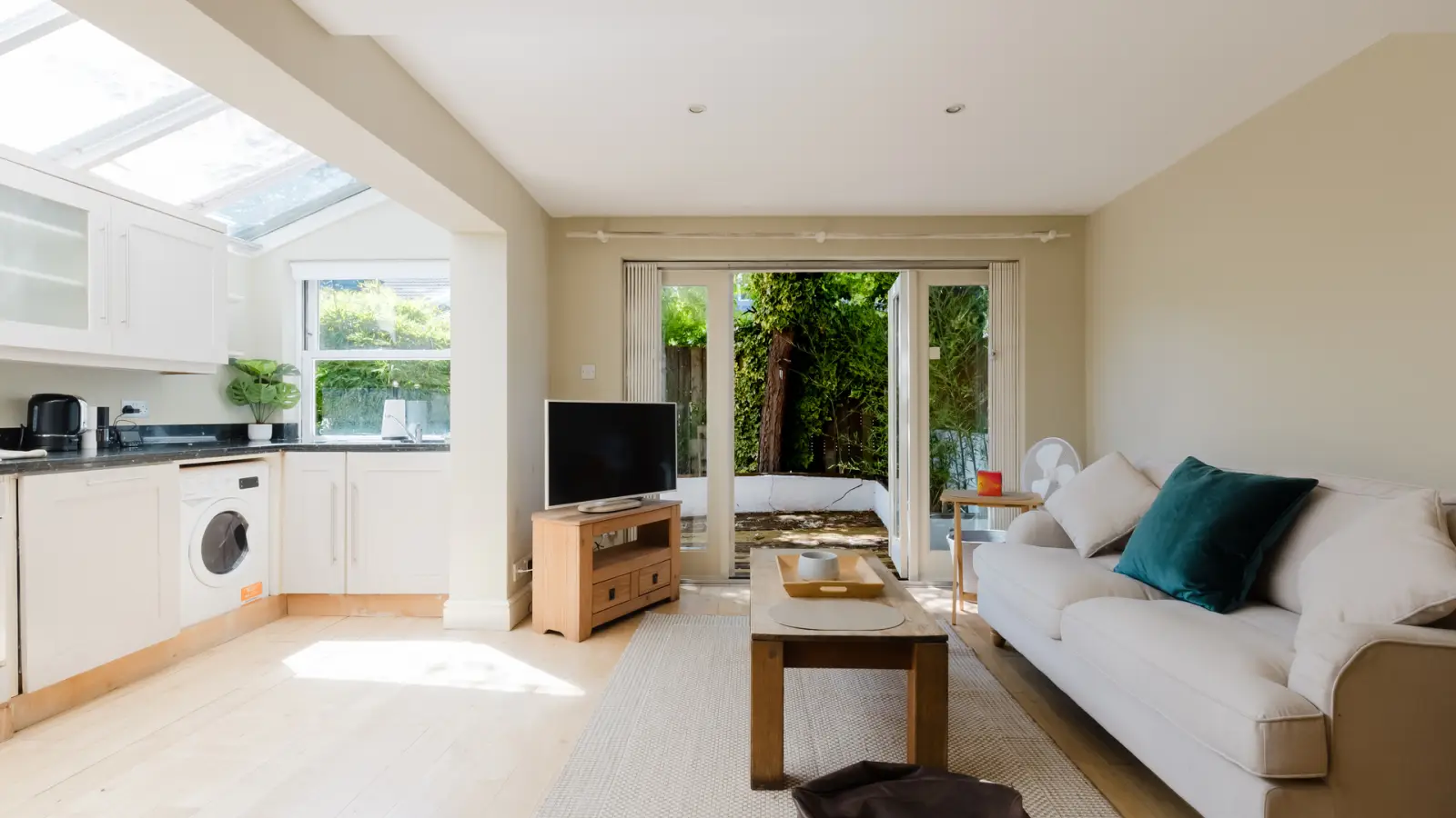 Flat Tonsley Hill in Greater London
