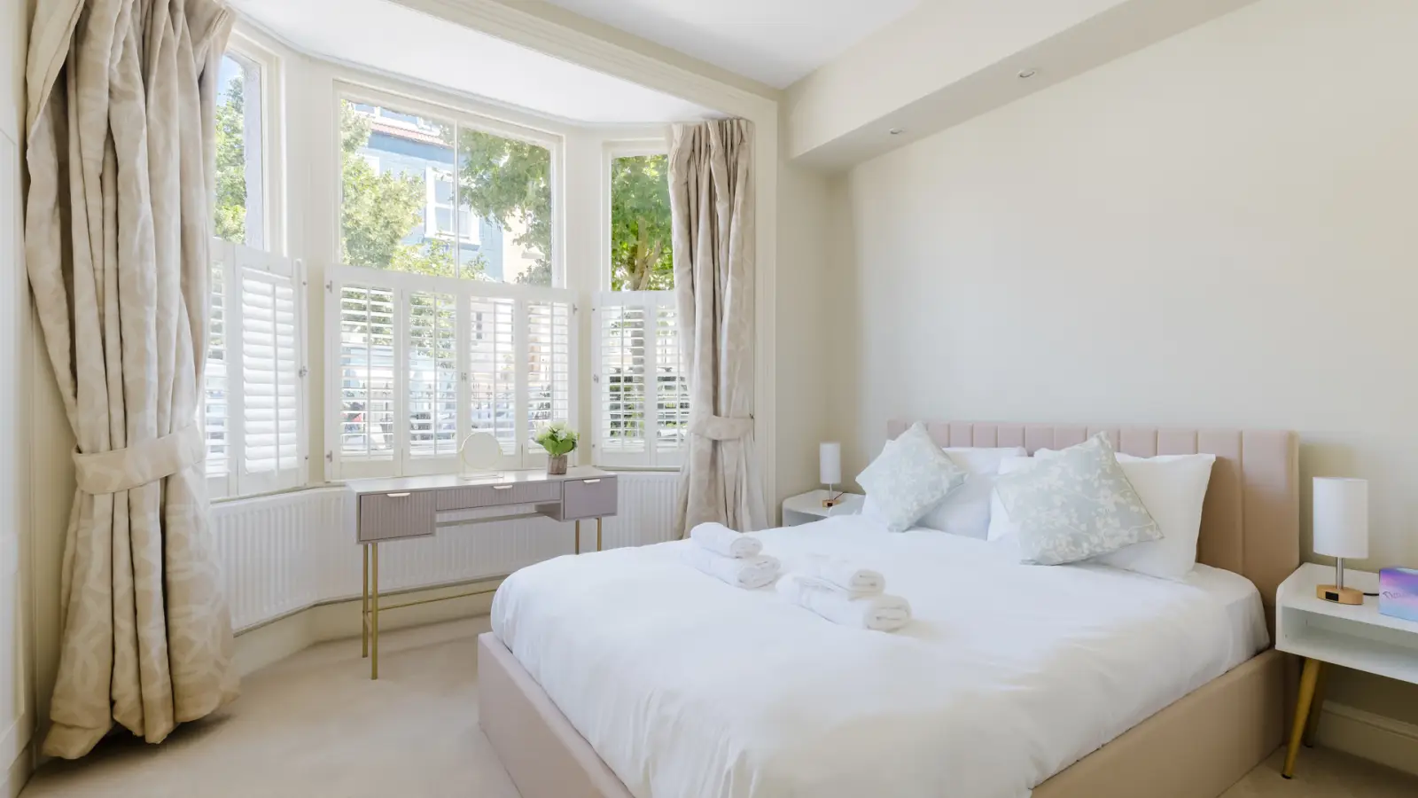 Flat Tonsley Hill in Greater London
