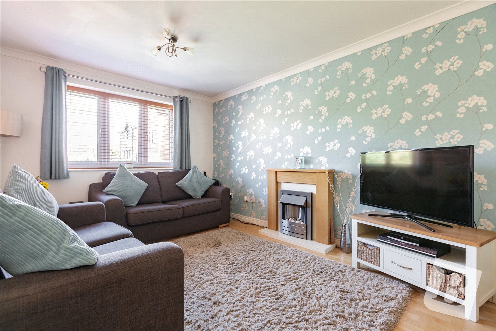 Flat Waterville Drive in Basildon