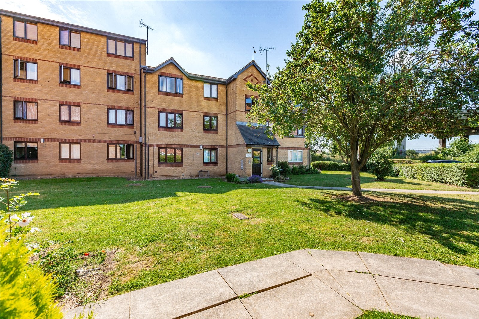 Flat Waterville Drive in Basildon